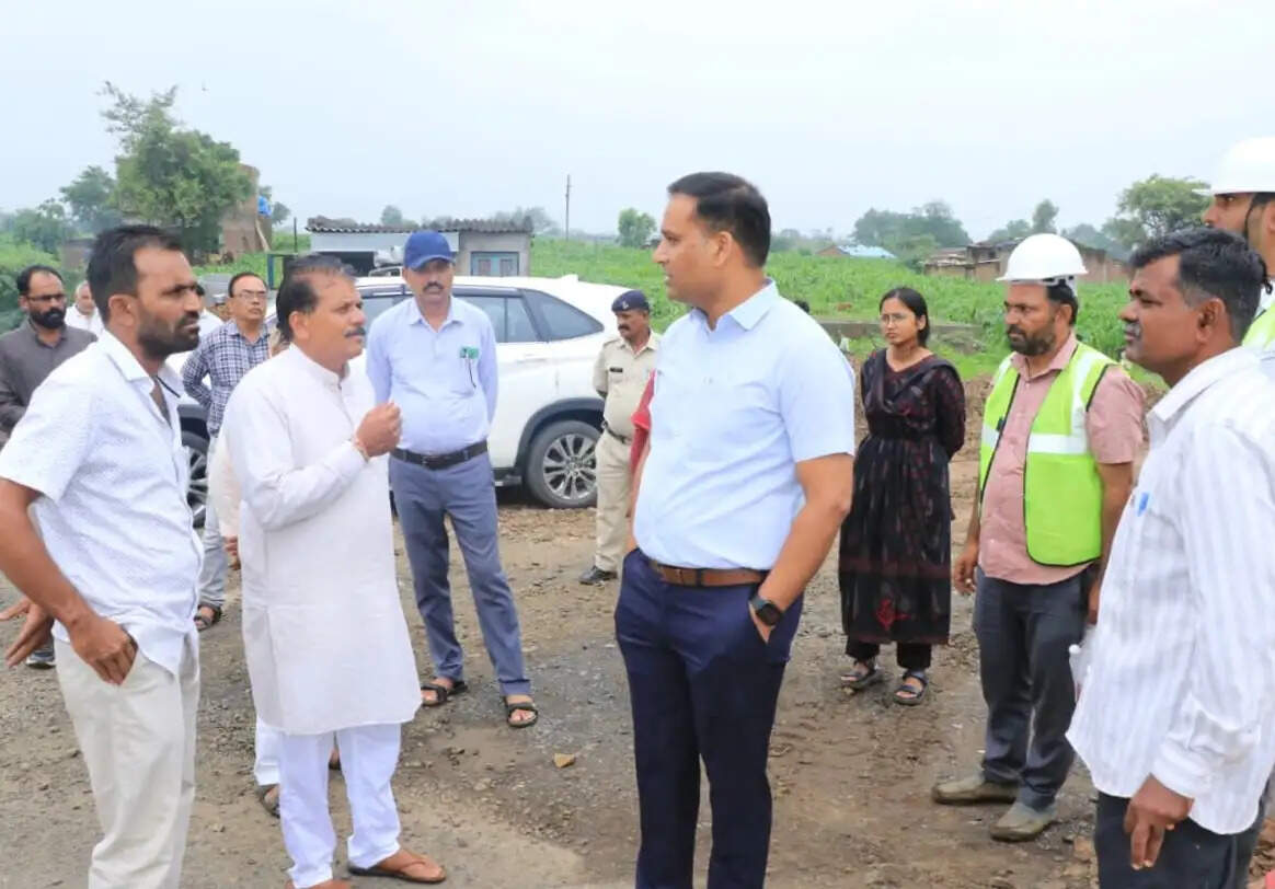 झाबुआ: रेलवे समपार दुर्घटना के बाद मौके पर पहुंचे कलेक्टर ने किया स्थल का निरीक्षण