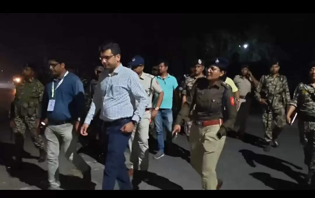 मतदाताओं में भरोसा बढ़ाने मैदान में उतरे डीएम और एसपी