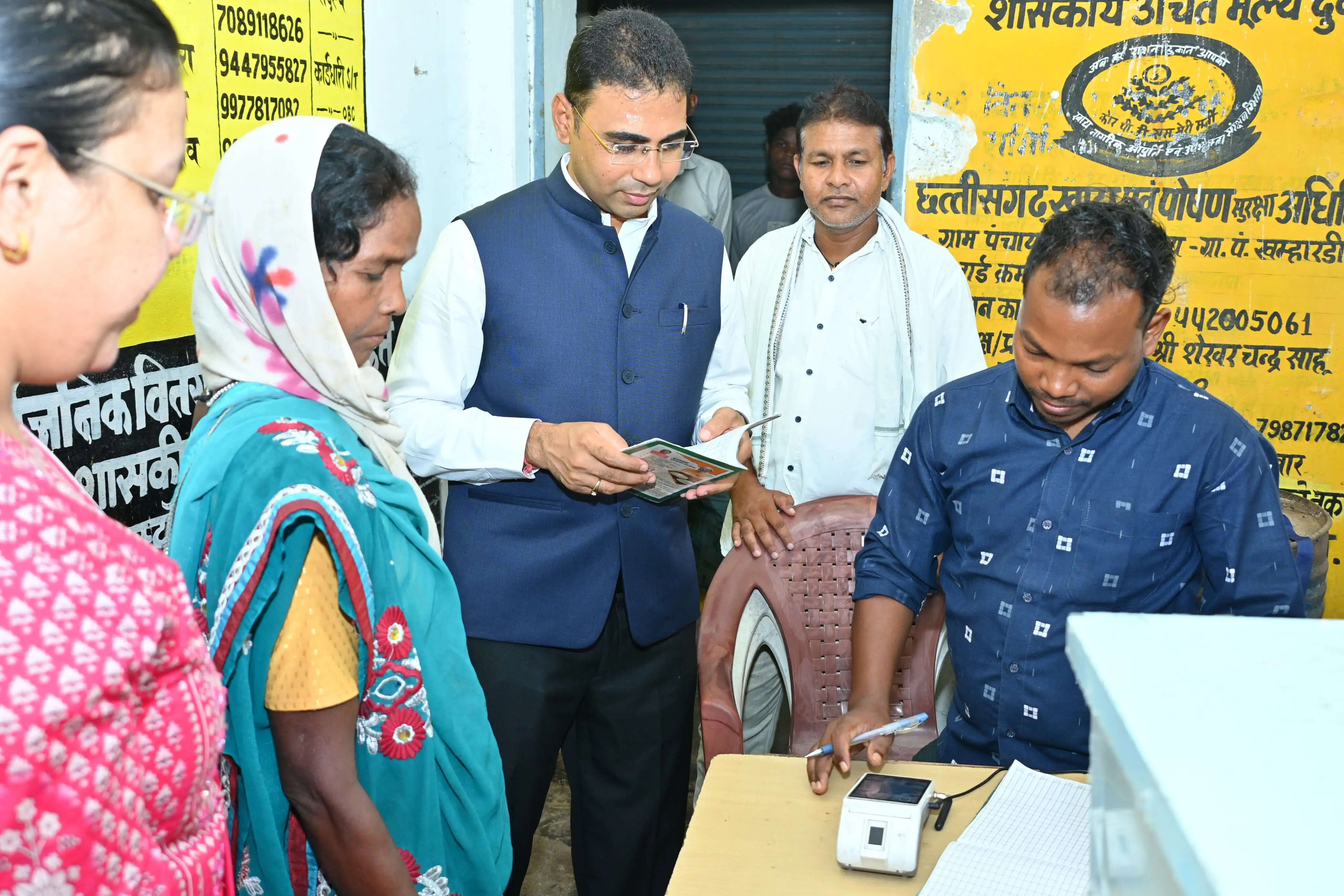 बलौदाबाजार : पीडीएस दुकान का निरीक्षण कर कलेक्टर ने ली राशन वितरण व्यवस्था की जानकारी