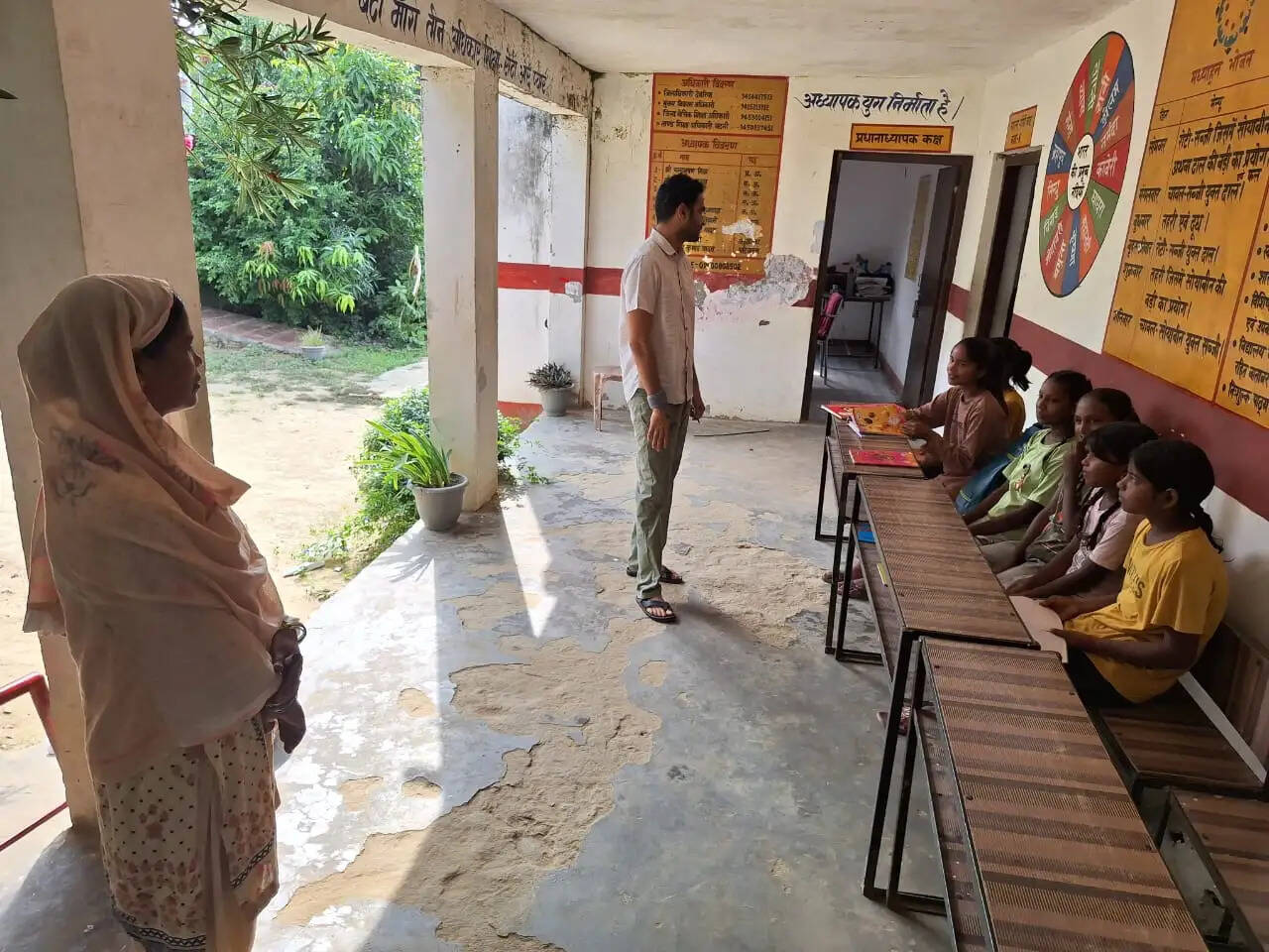 जिलाधिकारी काे औचक निरीक्षण में एक प्रधानाध्यापक और दो शिक्षामित्र अनुपस्थित मिले