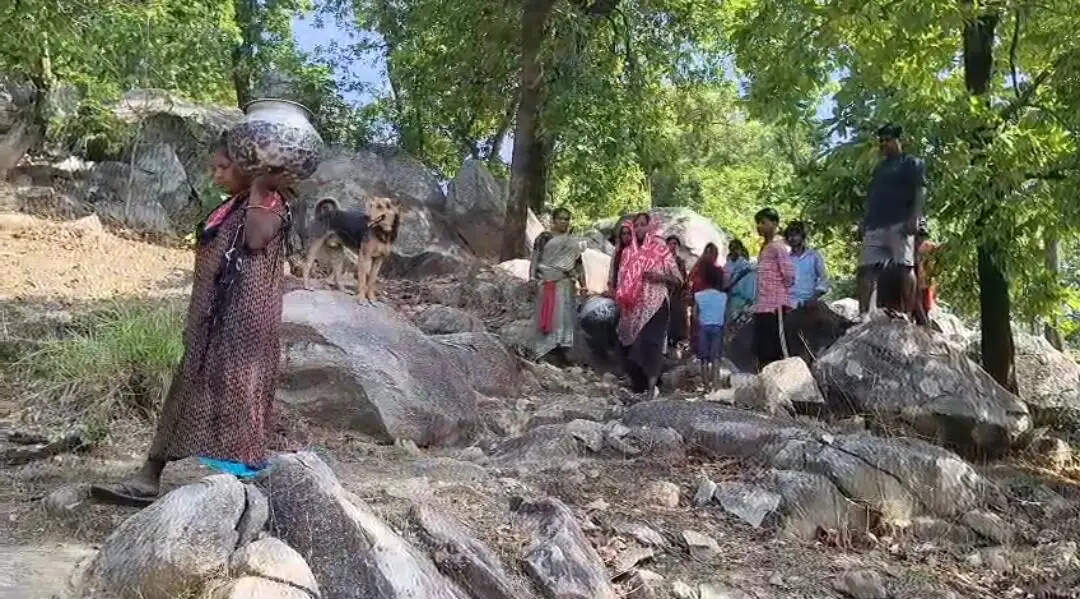 कोरबा : पहाड़ की चोटी पर बसा आमापानी, जहां आज भी पानी, सड़क और बिजली के लिए संघर्ष कर रहे ग्रामीण