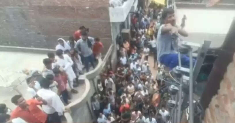 विद्युत तारों पर झूला दिल्ली का युवक, मची अफरा तफरी