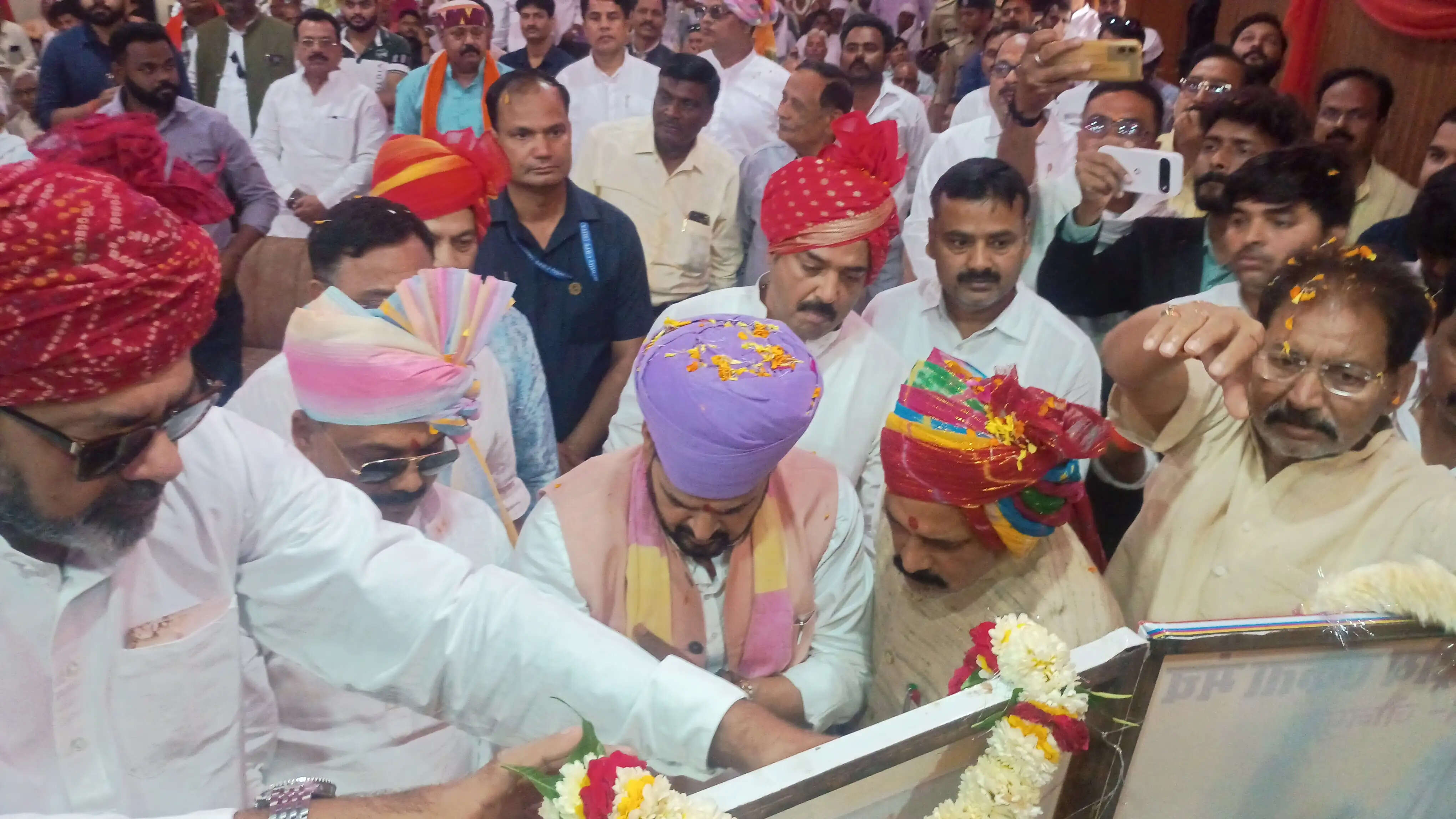 जौनपुर में पूर्व सांसद बृजभूषण शरण सिंह ने फाग गीतों से बांधा समां, युवाओं को दिया इतिहास से जुड़ने का संदेश