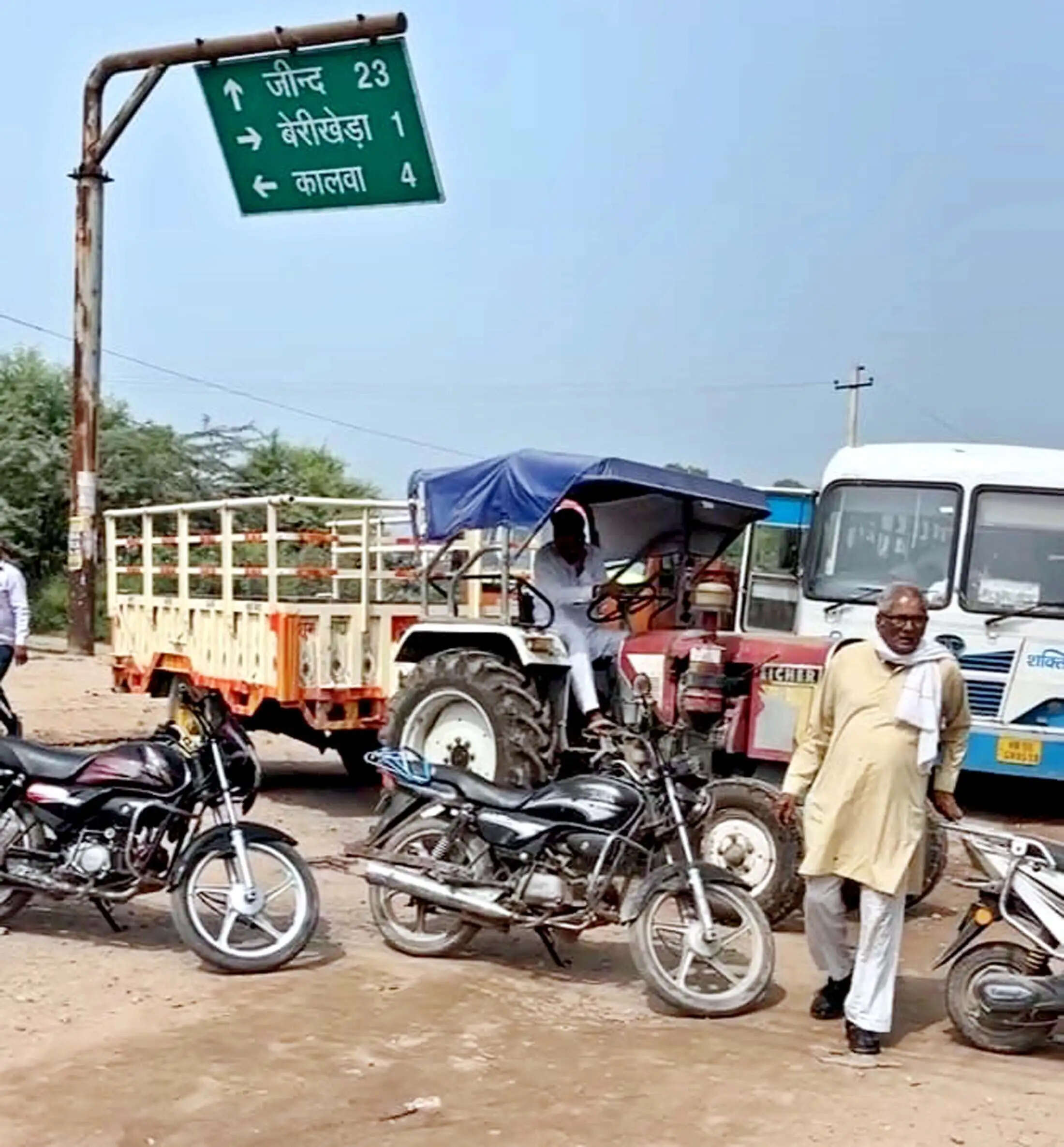 बिजली समस्या पर किसानों ने जींद-सफीदों मार्ग किया जाम