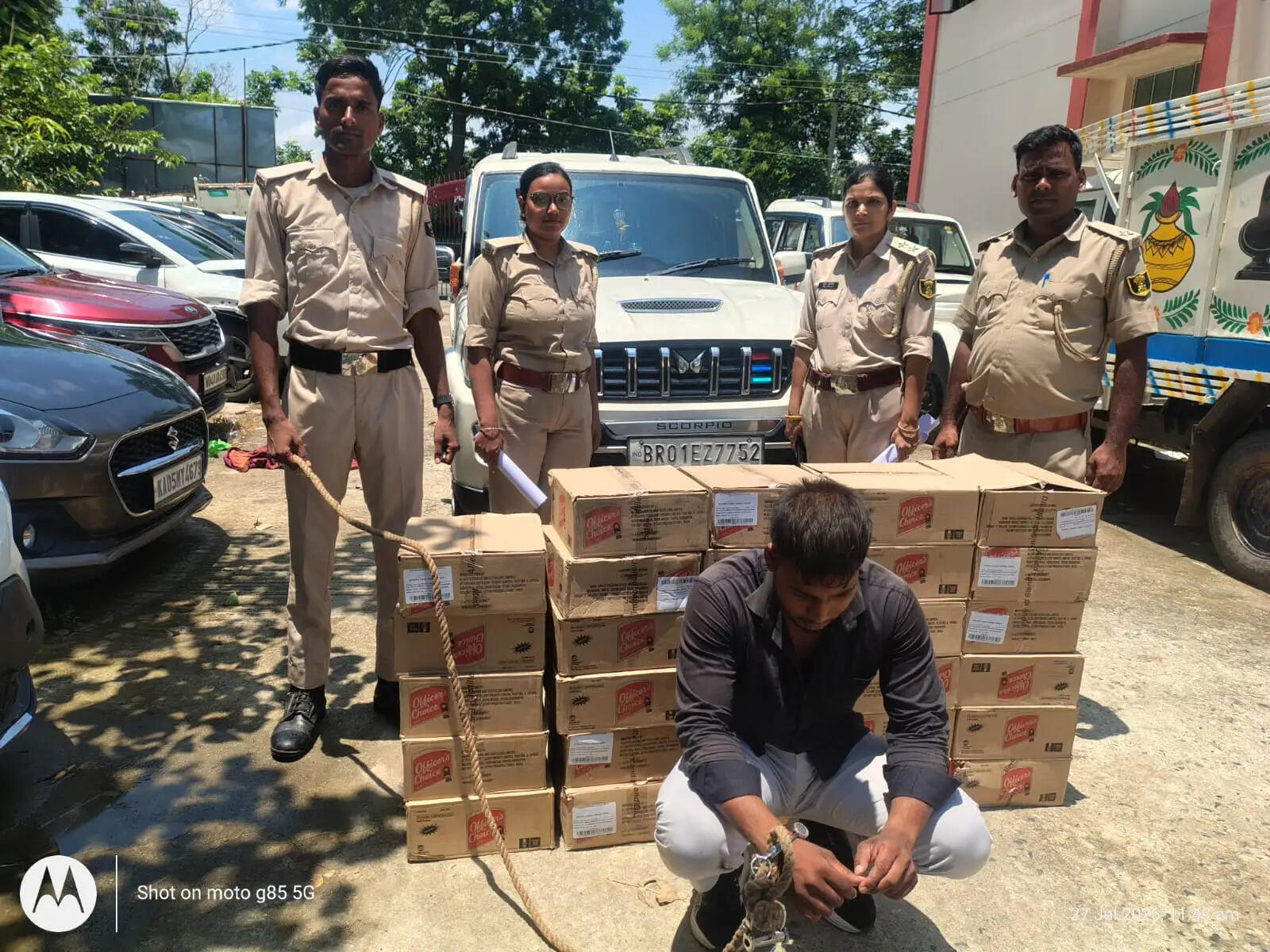 स्कॉर्पियो गाड़ी से 250 लीटर विदेशी शराब के साथ चालक गिरफ्तार