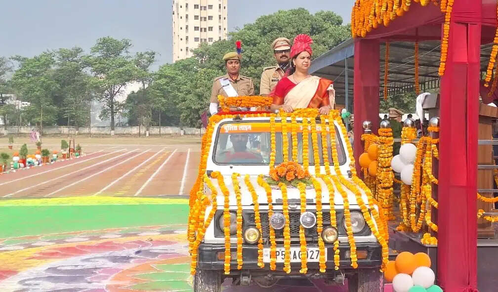 देवरिया पुलिस लाइन में 17 प्लाटूनों की पासिंग आउट परेड, 485 महिला रिक्रूट्स ने दिखाया कौशल