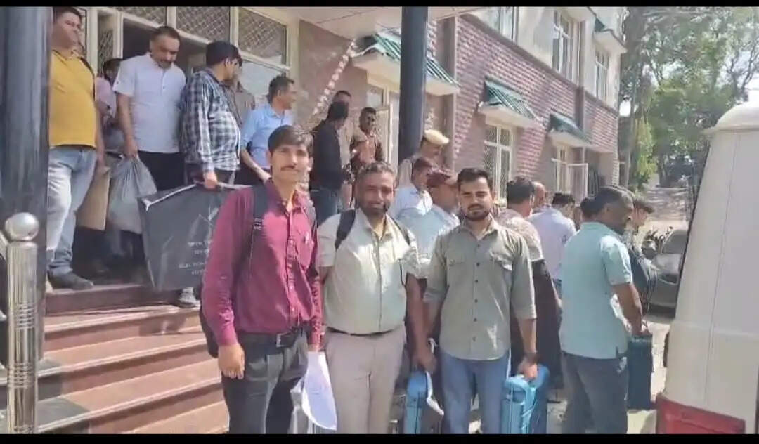 नाहन नगर परिषद चुनाव: पोलिंग पार्टियां मतदान केंद्रों के लिए रवाना