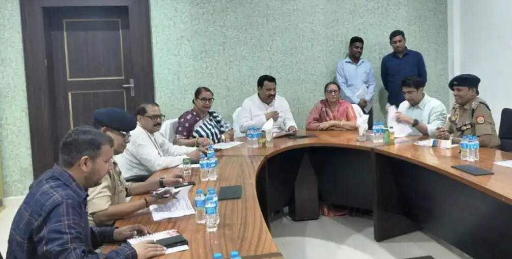 हाथरस : कांवड़ यात्रा की तैयारियां पूरी, सांसद अनूप प्रधान की अध्यक्षता में समीक्षा बैठक संपन्न