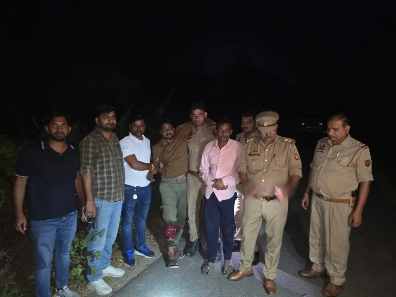 पुलिस मुठभेड़ में दाे चाेर गिरफ्तार, एक के पैर में लगी गाेली