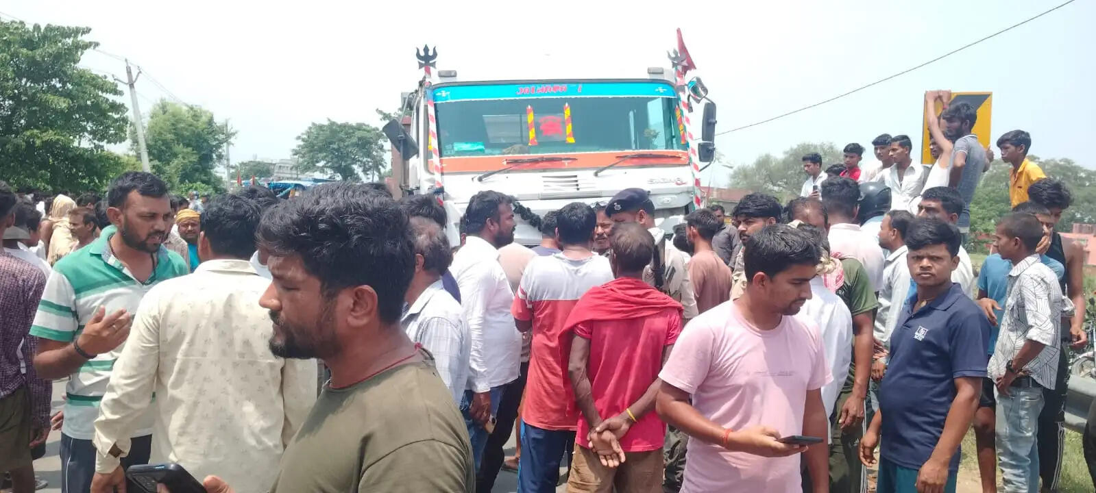 भेल्दी में बालू लदे ट्रक ने साइकिल सवार को रौंदा सड़क जाम