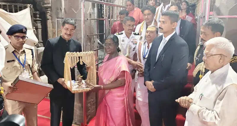 राष्ट्रपति ने ओंकारेश्वर तीर्थ और ज्योतिर्लिंग ममलेश्वर के दर्शन कर किया अभिषेक