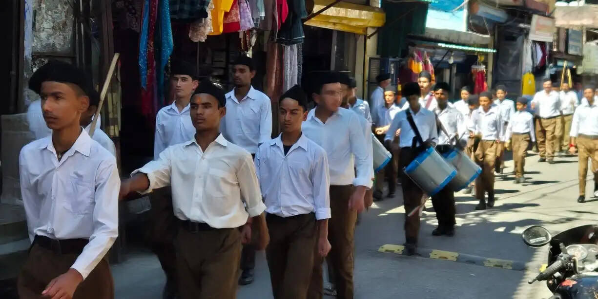 विजयदशमी पर्व पर स्वयं सेवकों ने गोपेश्वर में किया पथ संचलन