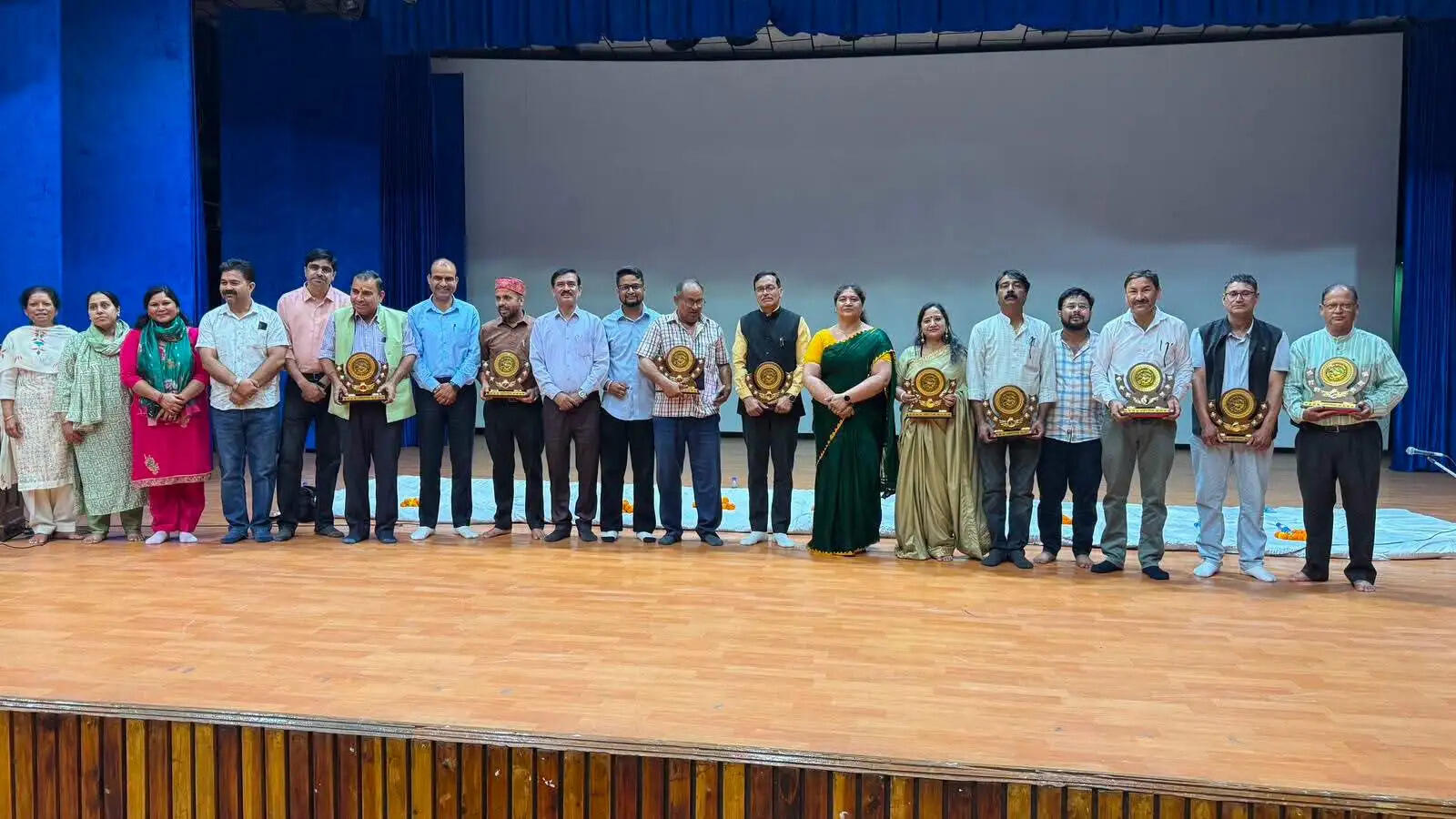 कवियों ने तीखे व्यंग्यात्मक और सम सामयिकी विषयों की प्रस्तुतियों पर श्रोताओं की जमकर ताली बटोरी