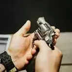 हत्या का आरोपित जमानत पर बाहर : देशी पिस्टल और देशी कट्टे के साथ गिरफ्तार