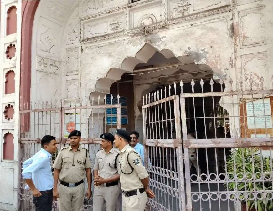 गुजरात की तीन महानगर पालिकाओं को बम से उड़ाने की धमकी, सुरक्षा व्यवस्था कड़ी