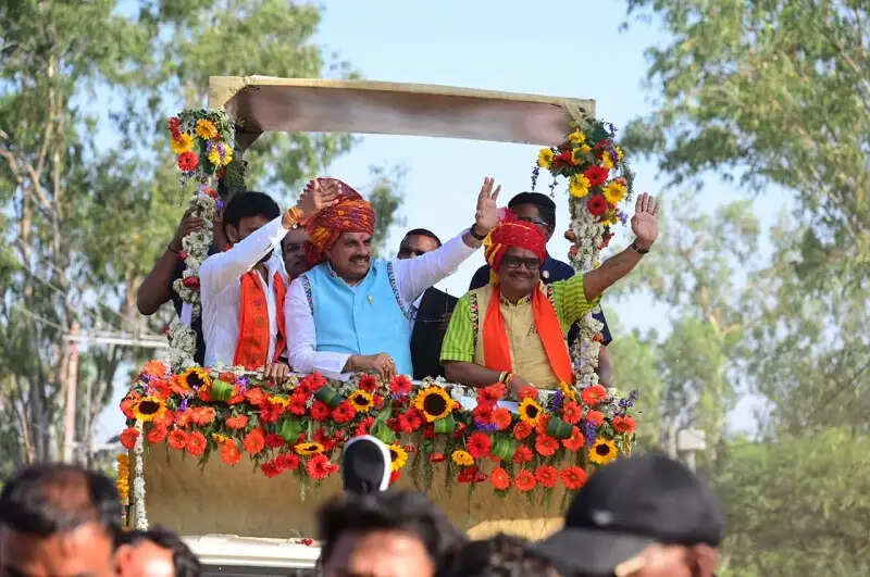 मप्रः पारंपरिक वेषभूषा, आभूषण और मांडल की थाप में रचा-बसा भगोरिया उत्सव