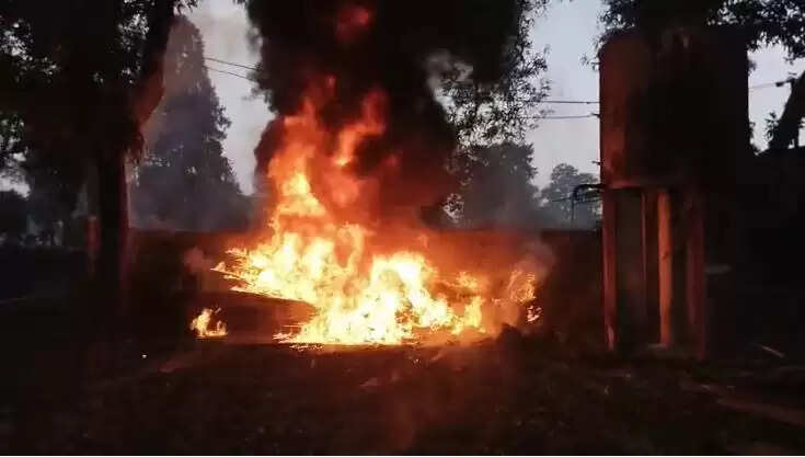 शिकारपुर टी फैक्ट्री में भीषण आग, लाखों का नुकसान