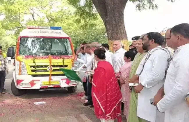 रेवाड़ी में स्वास्थ्य मंत्री ने 30 आधुनिक एंबुलेंसों को दिखाई हरी झंडी
