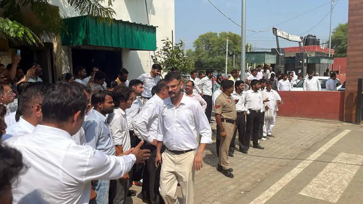 हिसार में दिनदहाड़े पेशी पर आए गैंगस्टर को गोलियों से भूना, दो साथी भी घायल