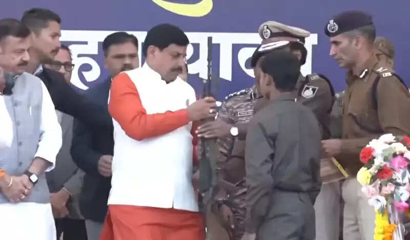 मप्र के बालाघाट में मुख्यमंत्री के समक्ष 2.36 करोड़ के इनामी 10 नक्सलियों ने किया आत्मसमर्पण