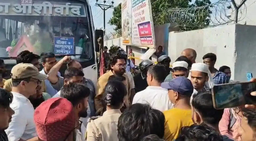 रिचार्ज के बाद भी नहीं आई बिजली, विद्युत कार्यालय में उपभोक्ताओं का हंगामा