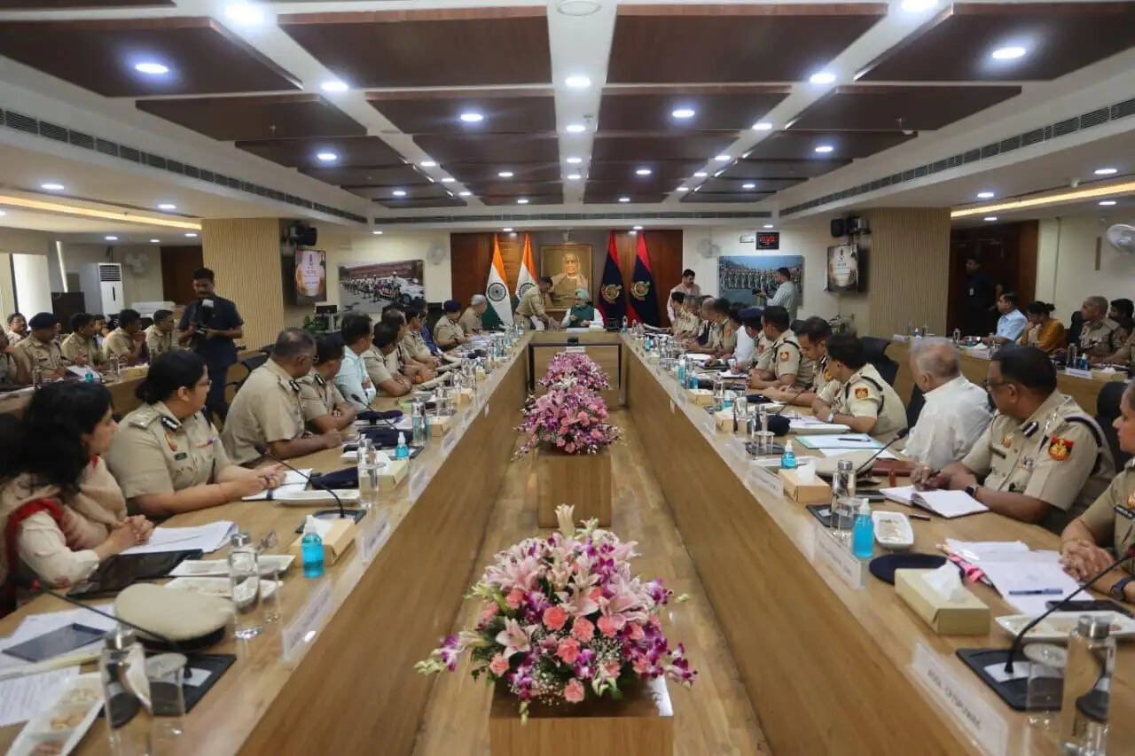 उपराज्यपाल ने अपराध पर सख्त नियंत्रण रखने का दिया निर्देश