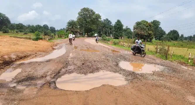 जर्जर दुर्गुकोंदल-केवटी मुख्य मार्ग में प्रति दिन हाे रही दुर्घटना