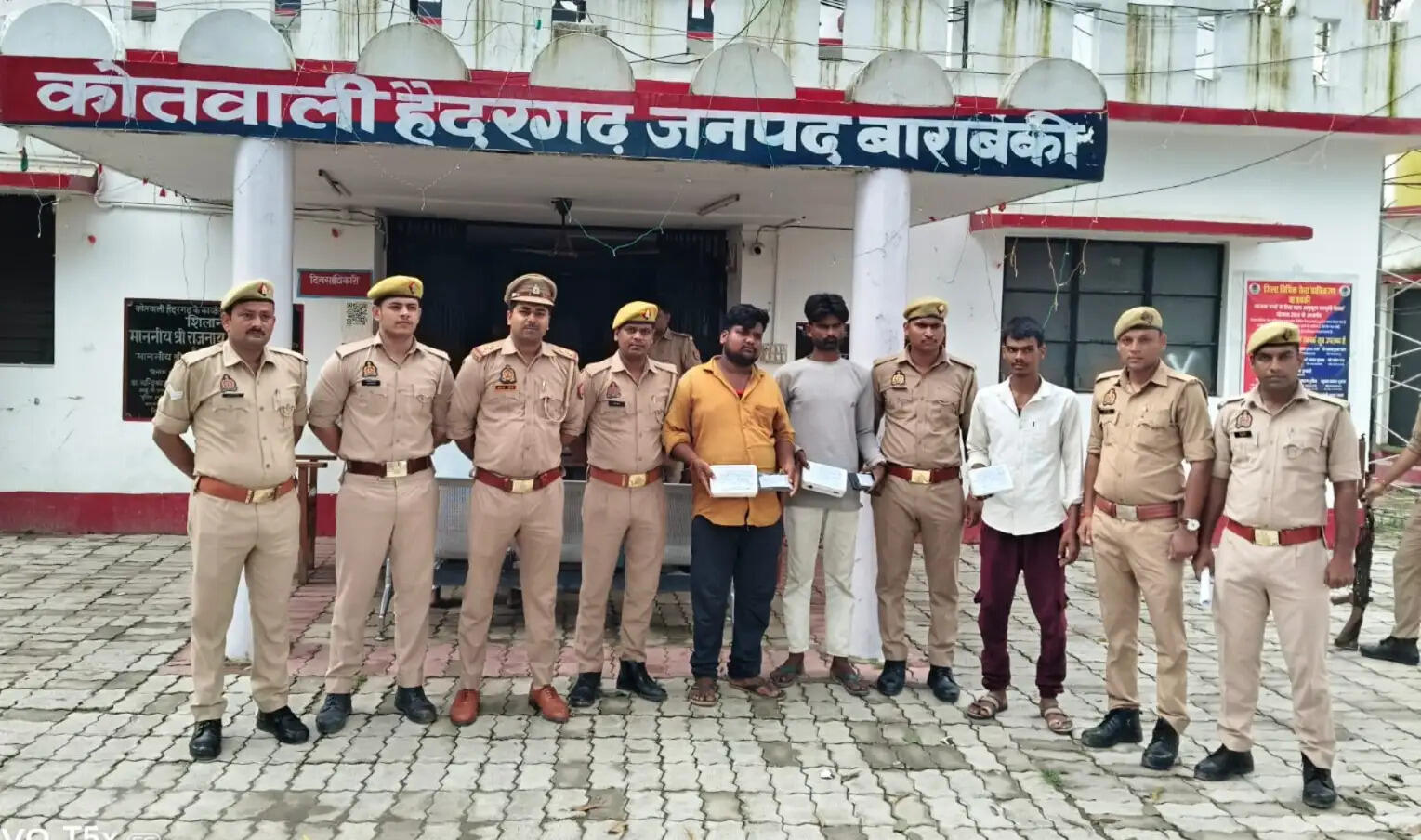 बाराबंकी : घर में चोरी करने वाले तीन आरोपित गिरफ्तार