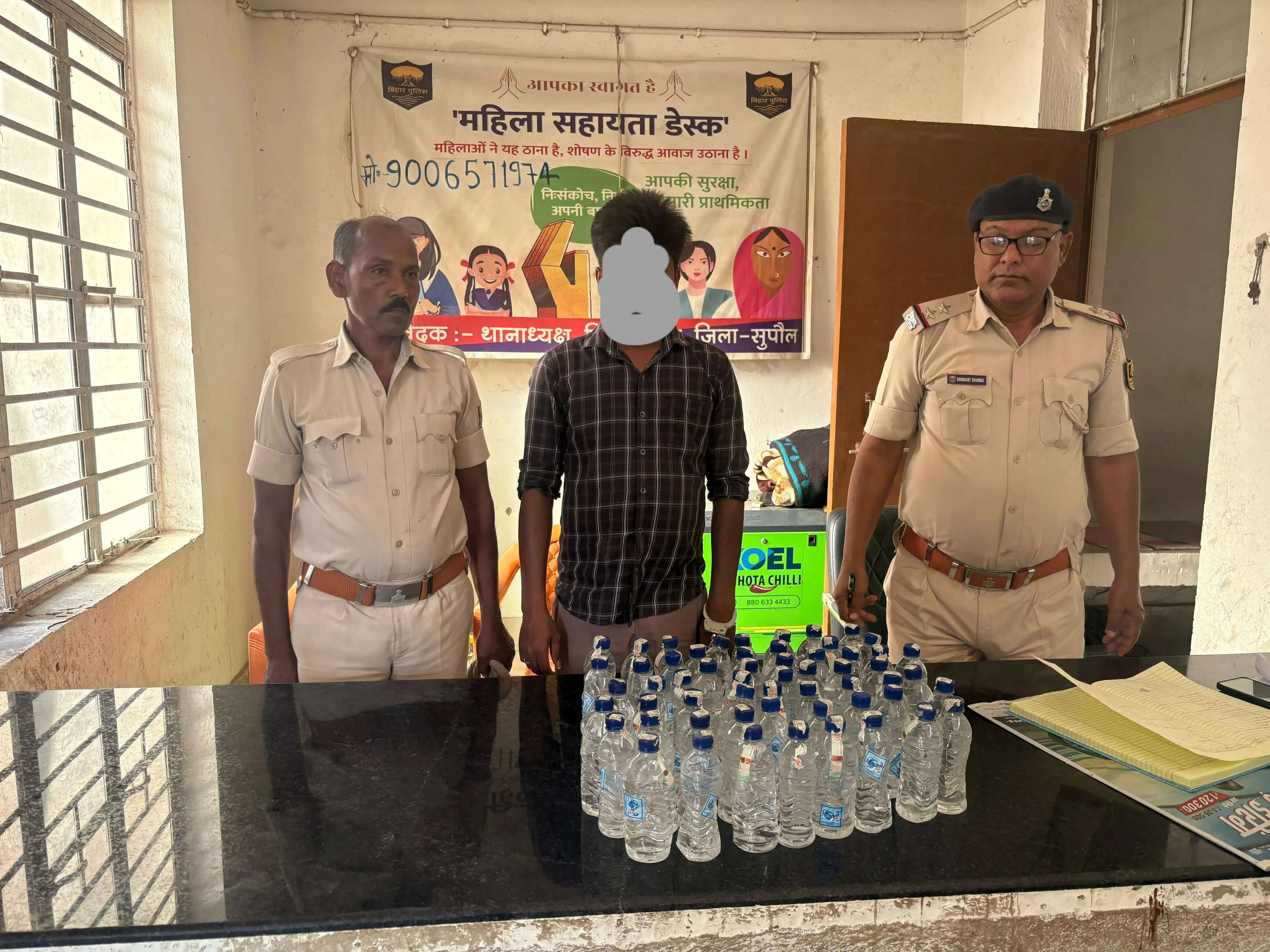 पिपरा के बेलोखड़ा से 70 बोतल सोफी शराब के साथ एक युवक गिरफ्तार,बाइक जब्त