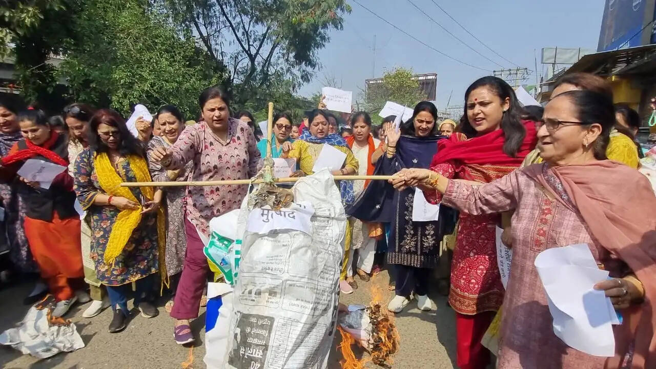 जम्मू-कश्मीर में भाजपा महिला मोर्चा ने प्रेस क्लब जम्मू में व्यापक विरोध प्रदर्शन किया: एडवोकेट नेहा