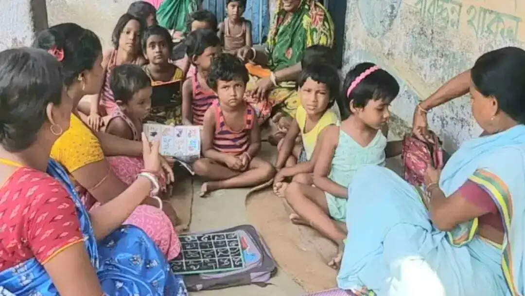 आंगनबाड़ी केंद्र में खौलते पानी से झुलसा मासूम, लापरवाही का आरोप; परिजनों और ग्रामीणों का प्रदर्शन