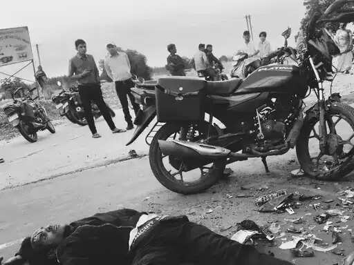अनूपपुर: दो बाइकों की सीधी भिड़ंत में दोनों चालकों की मौत, महिला और दो बच्चे गंभीर घायल
