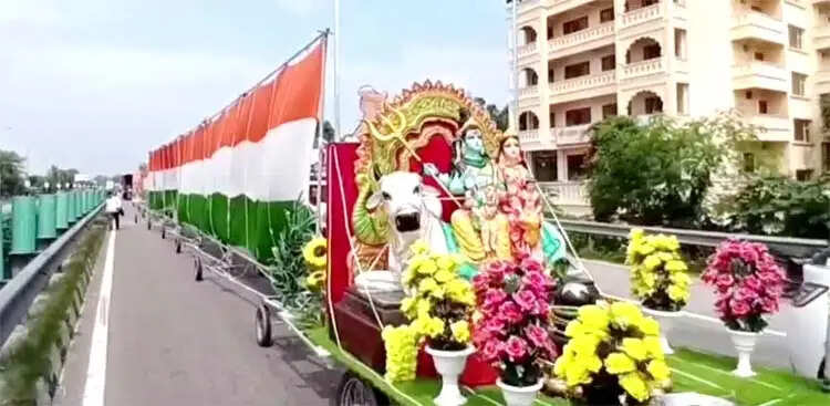 221 फीट तिरंगे के साथ निकले भोले के भक्त, हरिद्वार से बागपत तक पैदल यात्रा पर 26 कांवड़िये