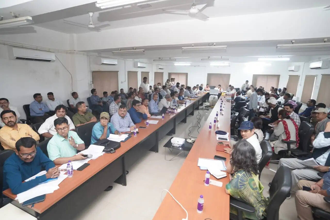 उत्तर बंगाल के बंद चाय बागानों के पुनरुद्धार को लेकर बैठक, श्रमिक हितों की सुरक्षा पर जोर