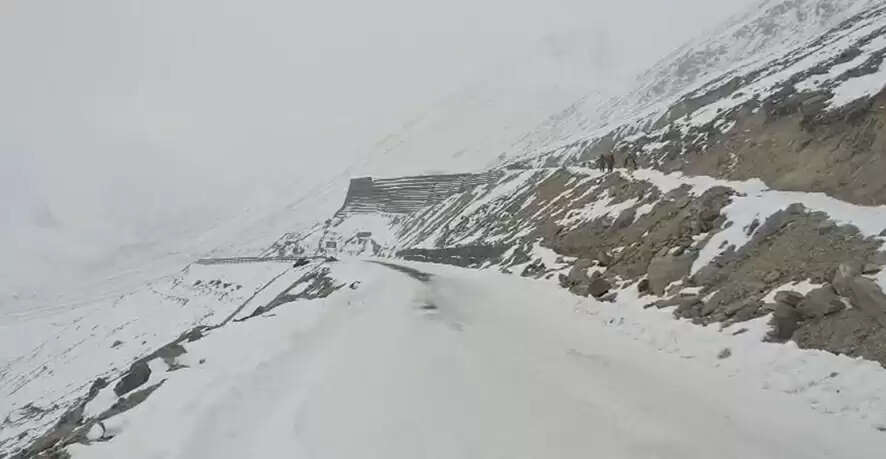 हिमाचल प्रदेश के ऊंचे इलाकों में बर्फबारी, 23 जनवरी तक बरसेंगे बादल, येलो अलर्ट जारी