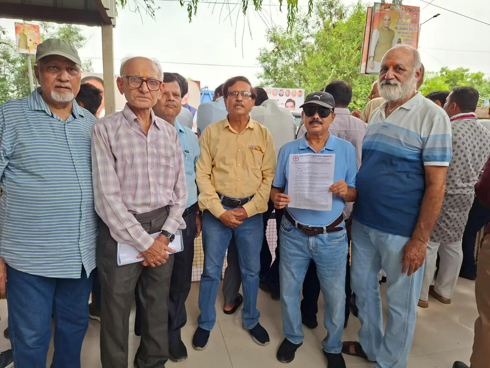 रक्षा मंत्री को ईपीएस-95 पेंशनरों ने पेंशन बढ़ोतरी के लिए सौंपा ज्ञापन
