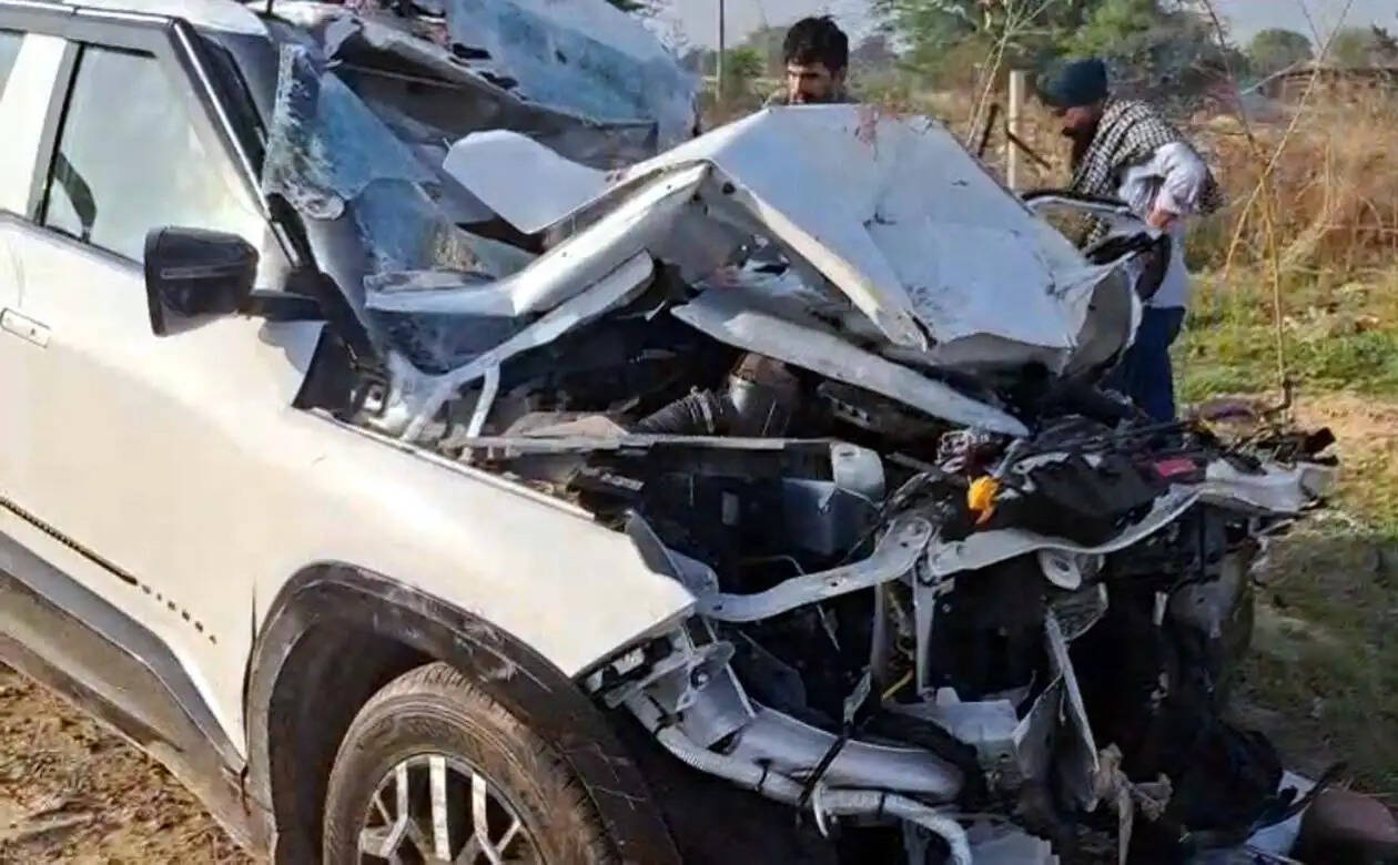 हांसी : राजमार्ग पर ट्राला में घुसी हाईस्पीड एसयूवी, गाड़ी के उड़े परखच्चे