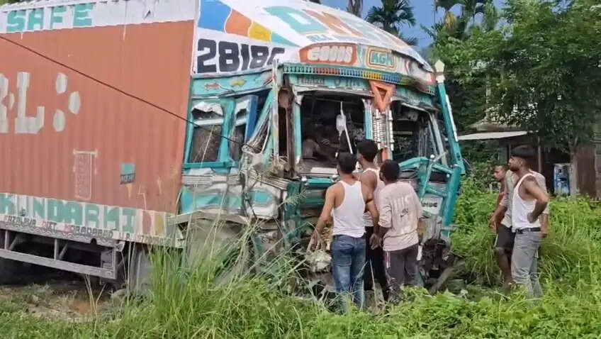 सड़क हादसे में एक व्यक्ति की मौत, दो घायल