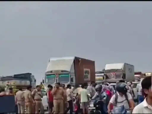 अज्ञात वाहन की टक्कर से बाइक सवार युवती की मौत, भाई और चाची गंभीर