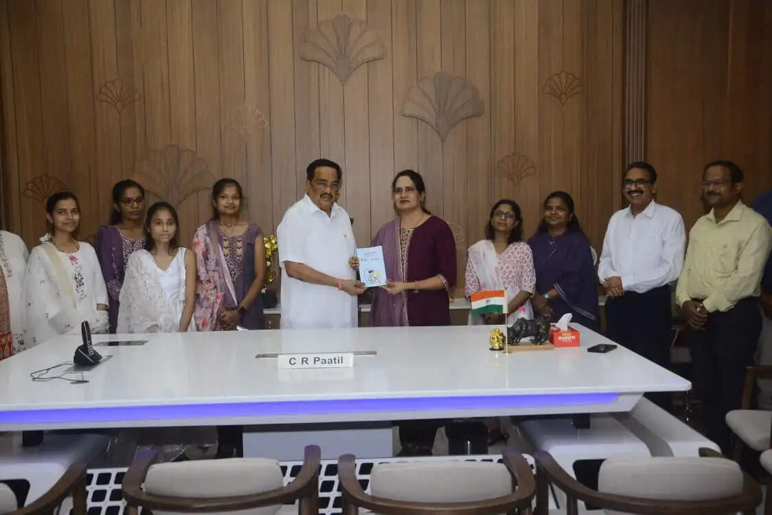 सूरत के सरकारी नर्सिंग कॉलेज के सात विद्यार्थियों का एम्स में चयन, सी.आर. पाटिल ने किया सम्मानित