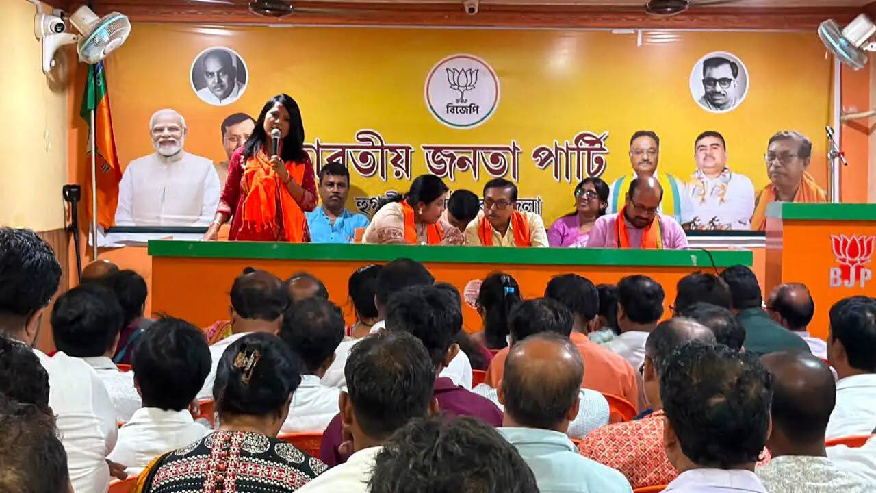 तिरंगा यात्रा की तैयारियों को लेकर हुगली संगठनात्मक जिला कार्यालय में बैठक, मंत्री सुमना सरकार रहीं मौजूद