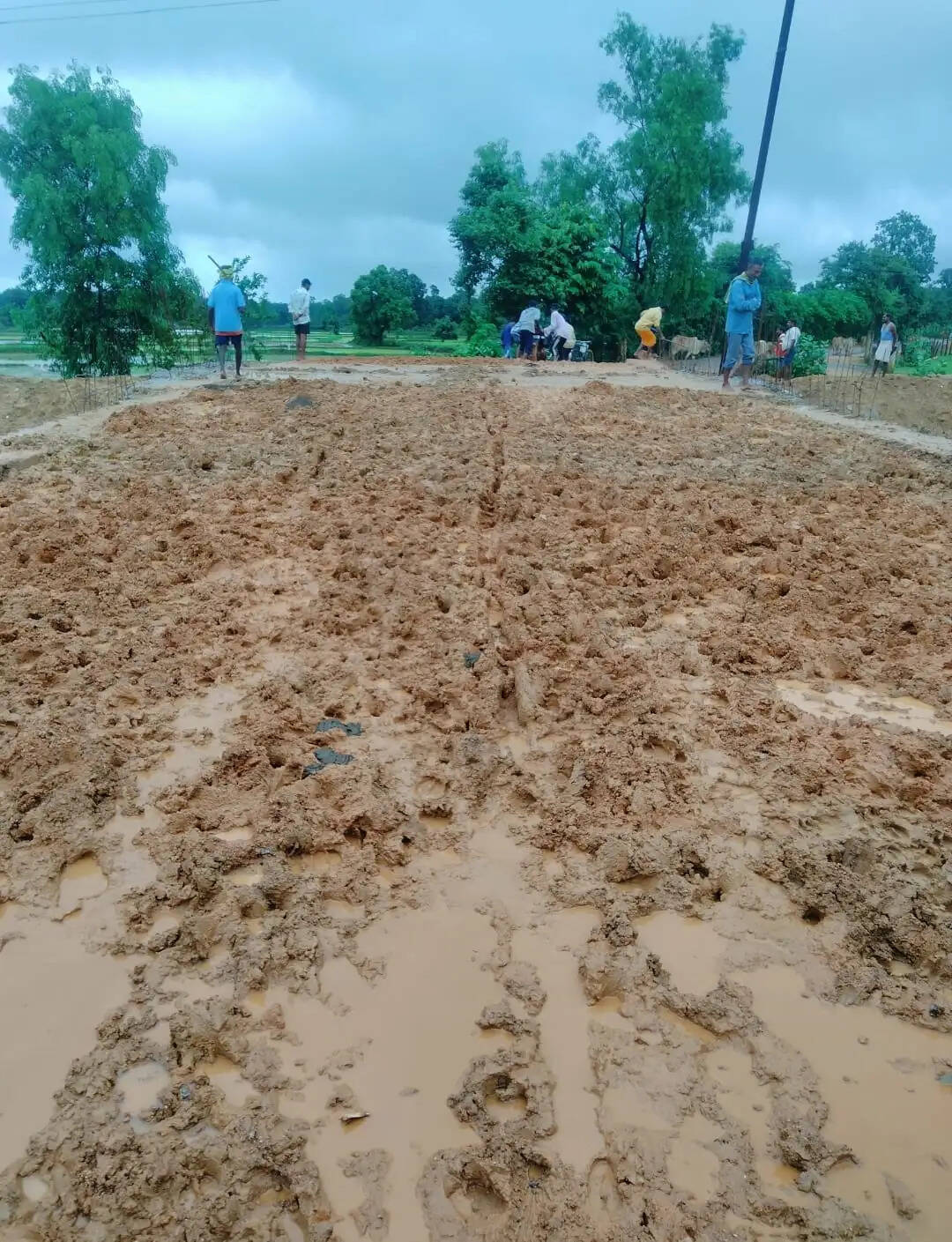 तेज बारिश ने खोली निर्माण गुणवत्ता की पोल, कमारपारा का सड़क संपर्क टूटा