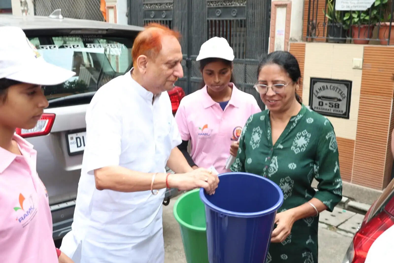 महापौर ने प्रशांत विहार में नागरिकों को कूड़े के पृथककरण के बारे में जागरूक कर 70 डस्टबिन किये वितरित