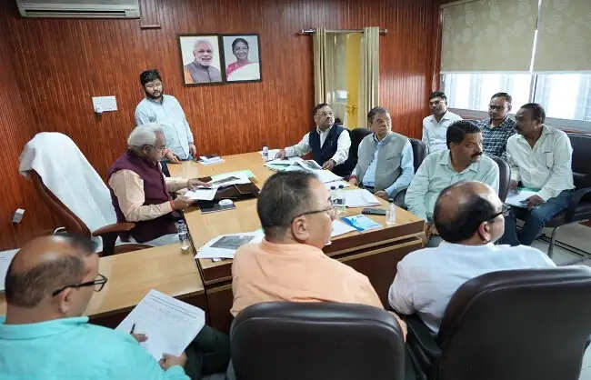 उत्तराखंड में आयुष चिकित्सालयों का निर्माण जल्द पूरा करें: मदन कौशिक