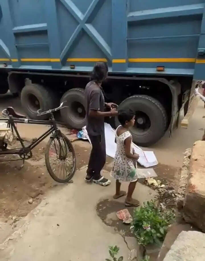 खड़गपुर में डंपर की चपेट में आने से सफाईकर्मी की मौत