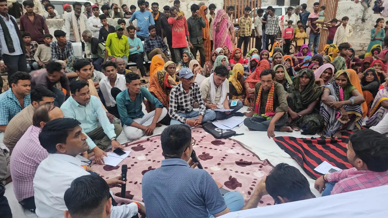 शिवपुरीः मड़खेड़ा की जनजातीय बस्ती में लगी जनचौपाल में मिले 47 आवेदन, अधिकांश का मौके पर निराकरण