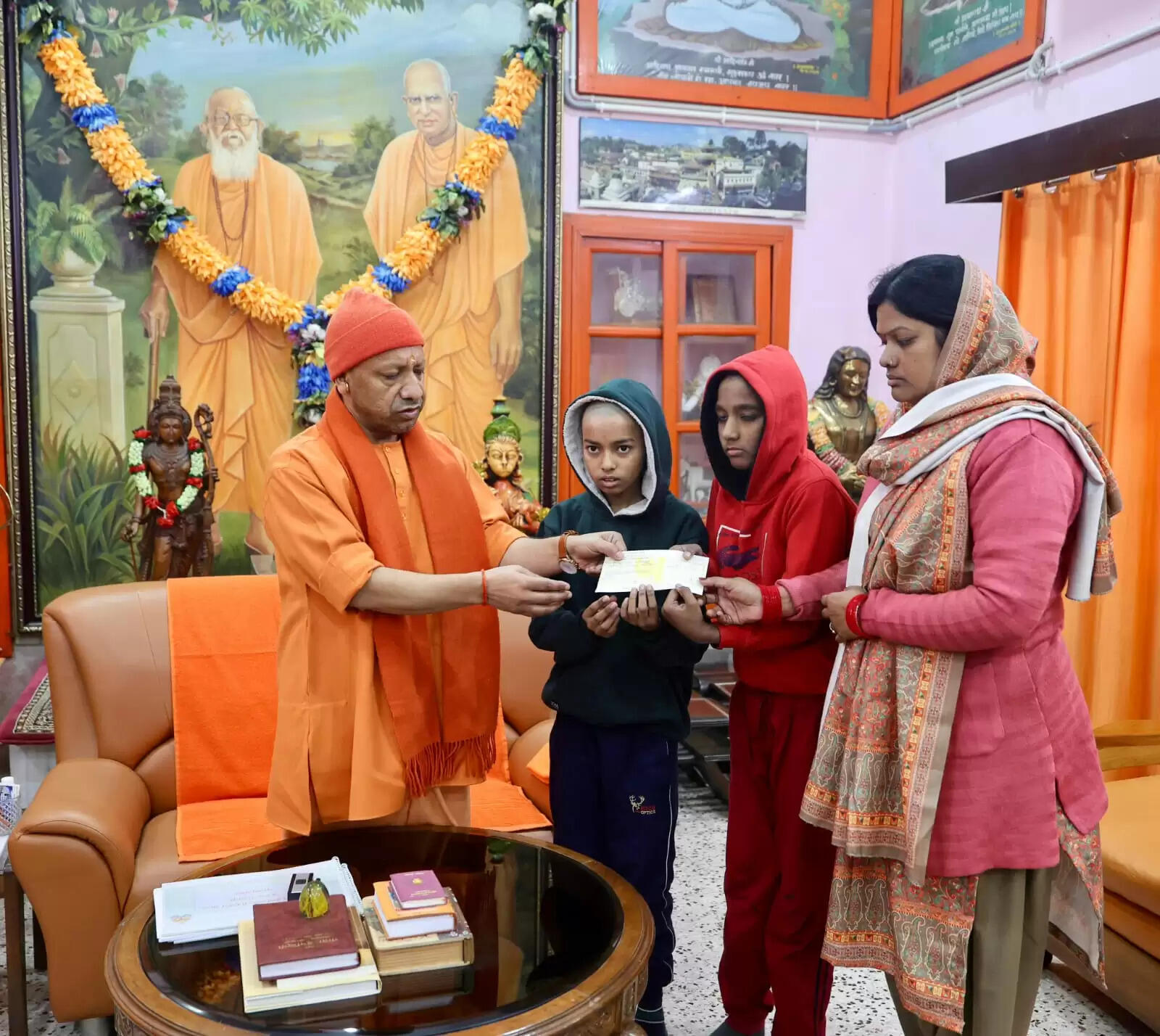 पत्रकार विवेक अस्थाना के परिवार की मुख्यमंत्री योगी ने की आर्थिक मदद