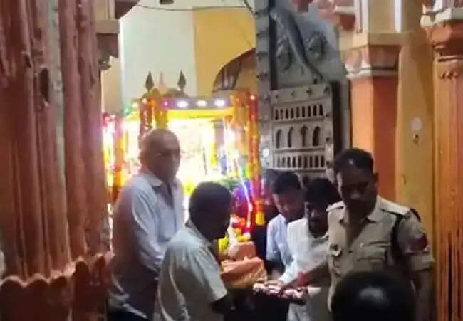 मप्र के ओरछा में भगवान रामराजा सरकार ने किया जलविहार, पुलिस ने दी सलामी