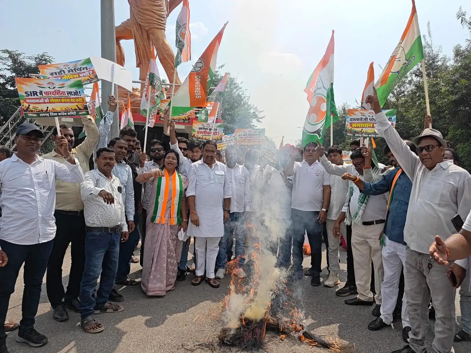 एसआईआर के विरोध में कांग्रेस का पैदल मार्च, ज्ञानेश कुमार का फूंका पुतला
