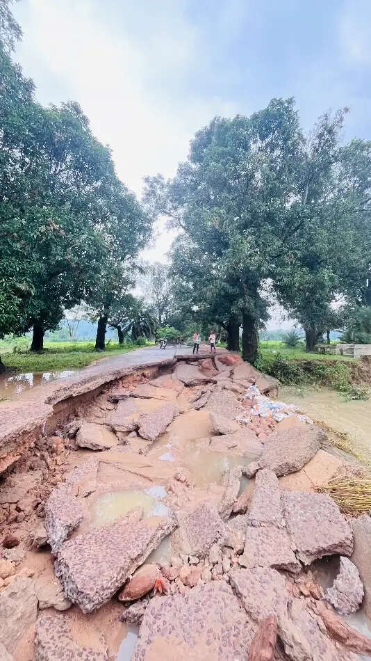 डुबान की लाइफलाइन ढही, 10 से अधिक गांवों का संपर्क टूटा